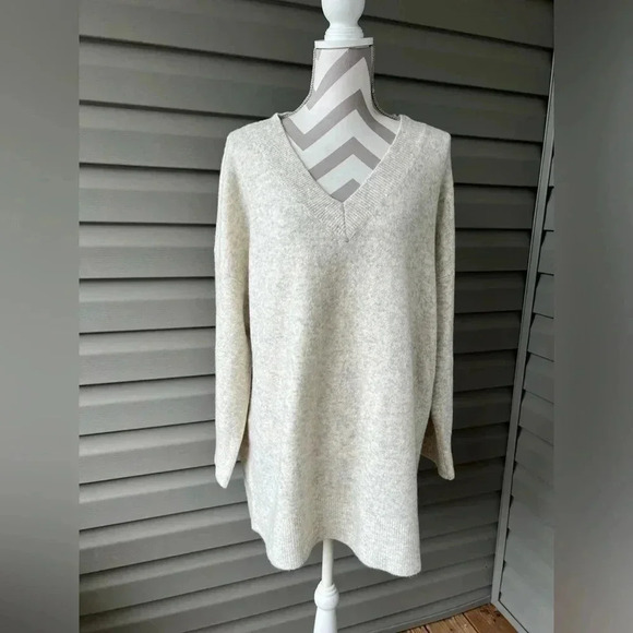 French Connection Sweaters - NWT- FRENCH CONNECTION V Neck Wool Blend Sweater Oatmeal Women’s Sz  1XL